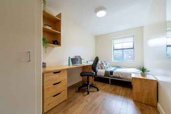 Bronze Non Ensuite | 4 or 5 Bed Flat - Image 2