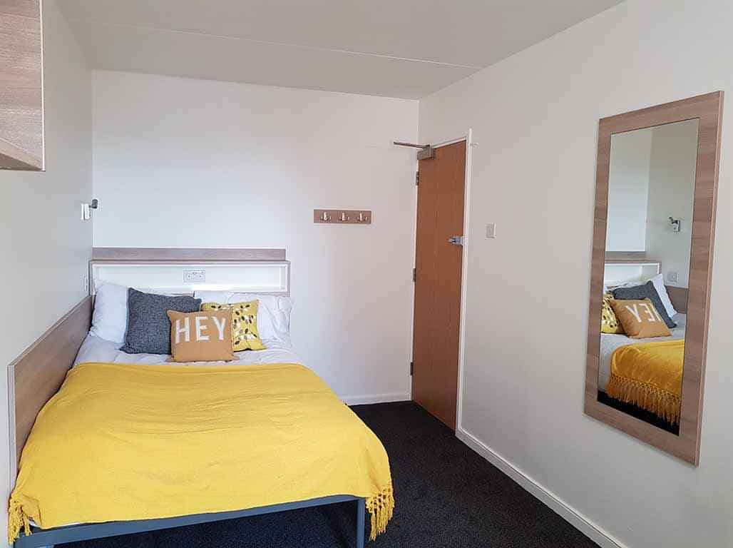 Silver Non Ensuite – Large | 3 or 4 Bedroom Flat - Image 1