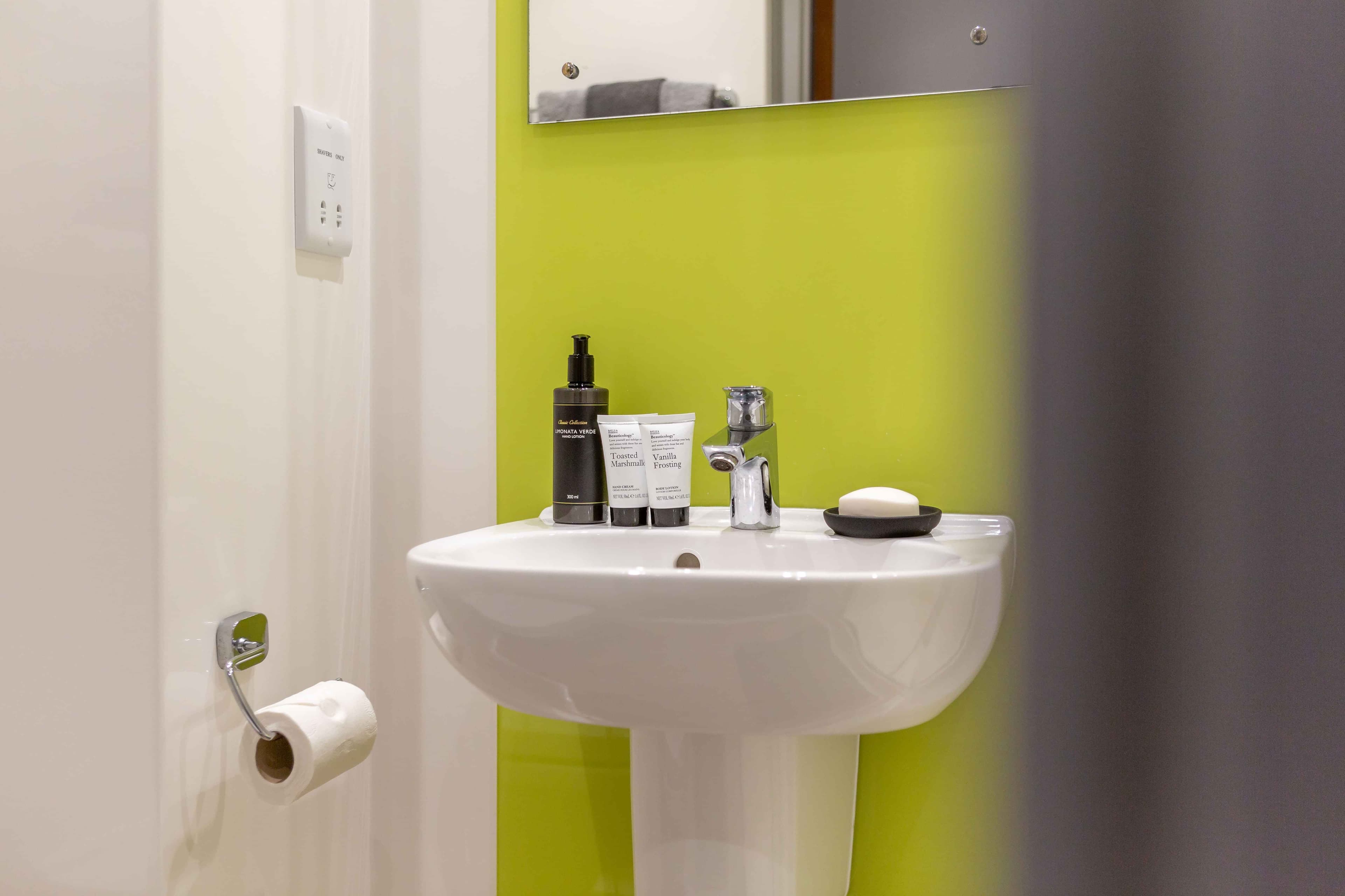 Standard  Plus Ensuite - Image 23