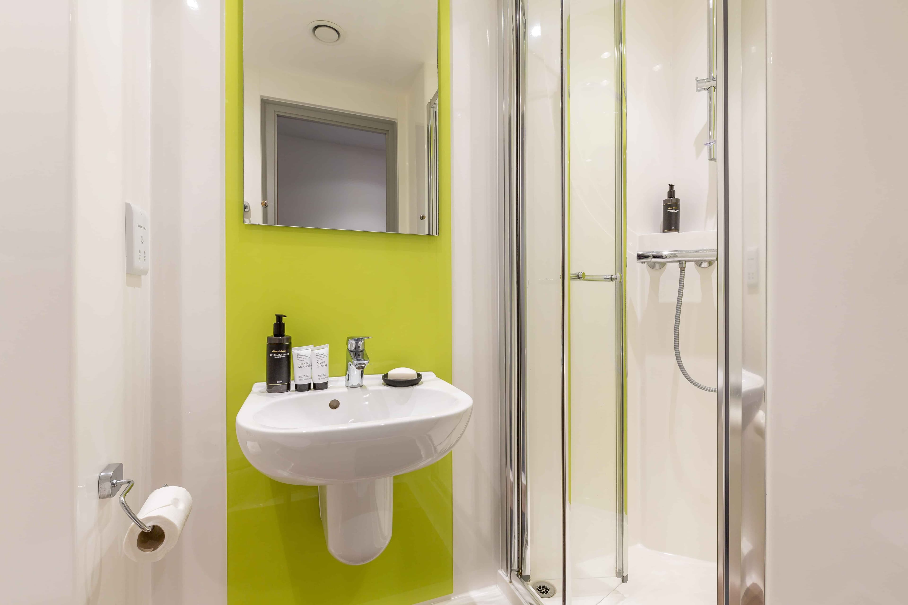 Standard  Plus Ensuite - Image 22