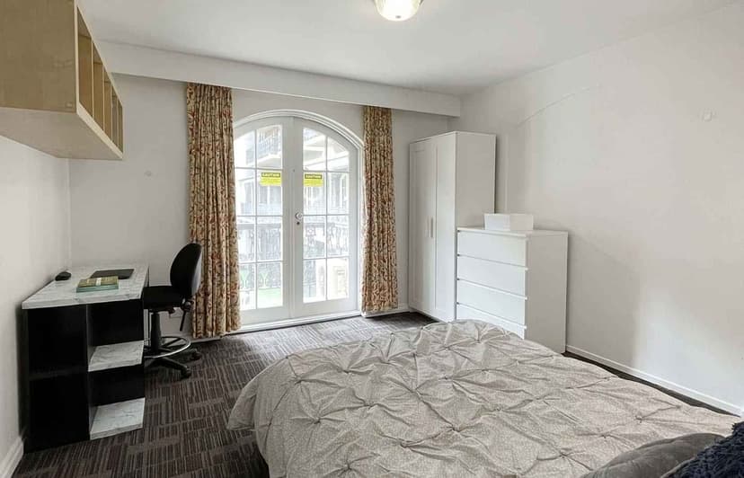 2 Bedroom Apartment Large - Image 2