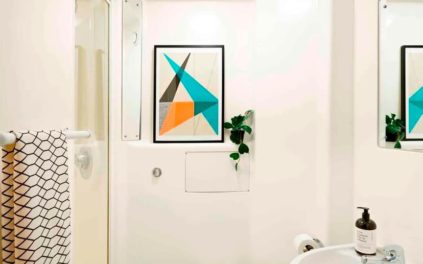 Classic En-suite - Image 2