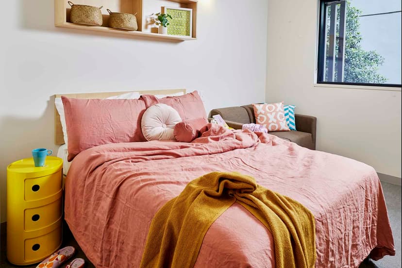 Large Studio, Double Bed - Image 12