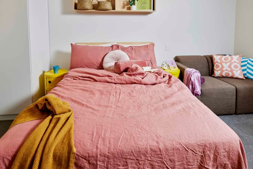 Large Studio, Double Bed - Image 11