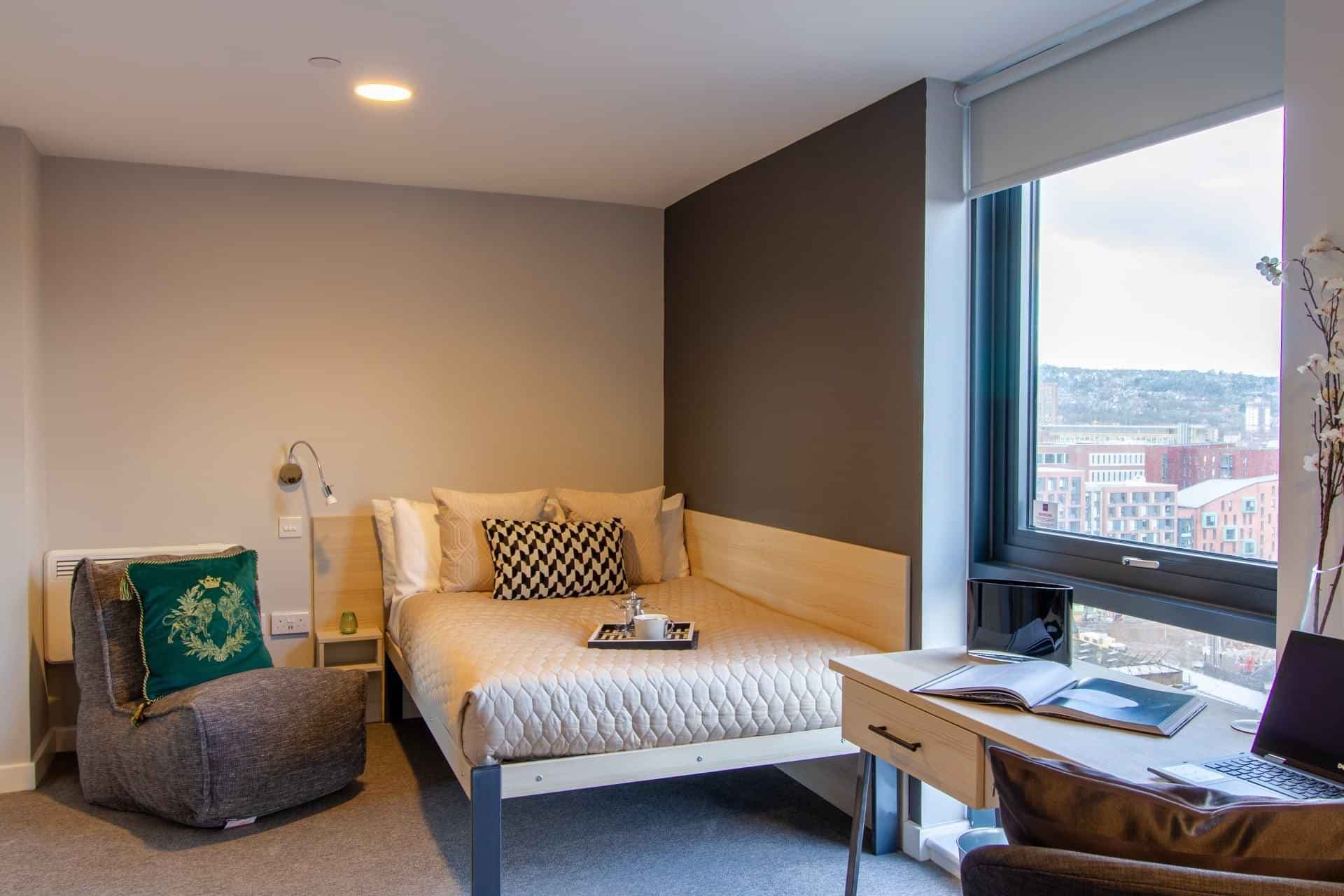 Deluxe Studio - Image 1