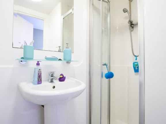 Top Floor Bronze Ensuite - Image 2