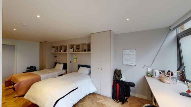 Twin Ensuite Shared - Image 3