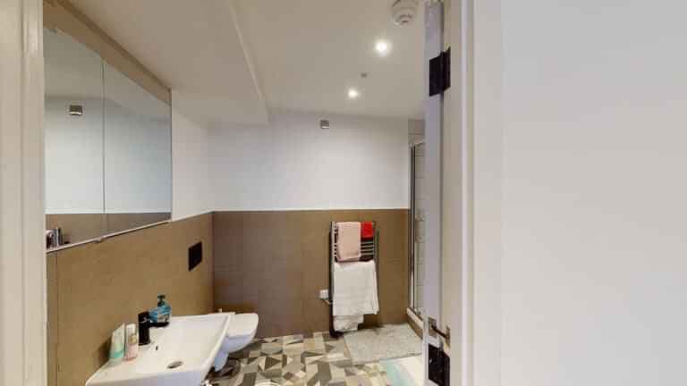 Twin Ensuite Shared - Image 2