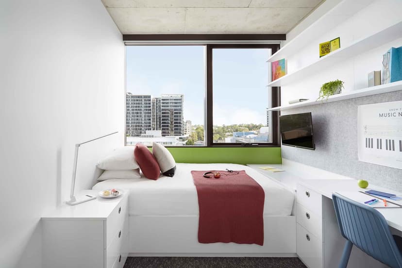 8 Bedroom Shared Bathroom, Double Bed - Image 2