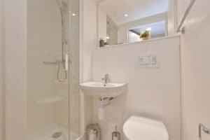 Silver En-suite - Image 2