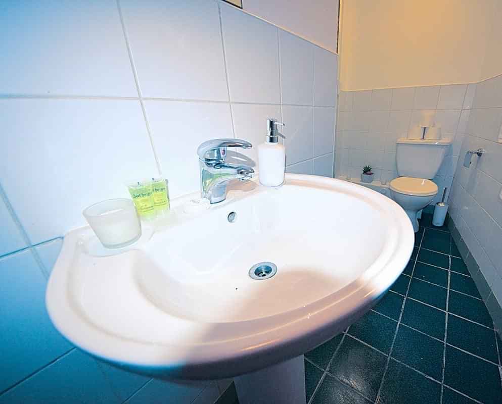 Twin Ensuite - Image 5