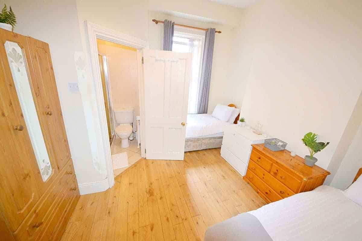 Twin Room Ensuite (Male Only) - Image 9