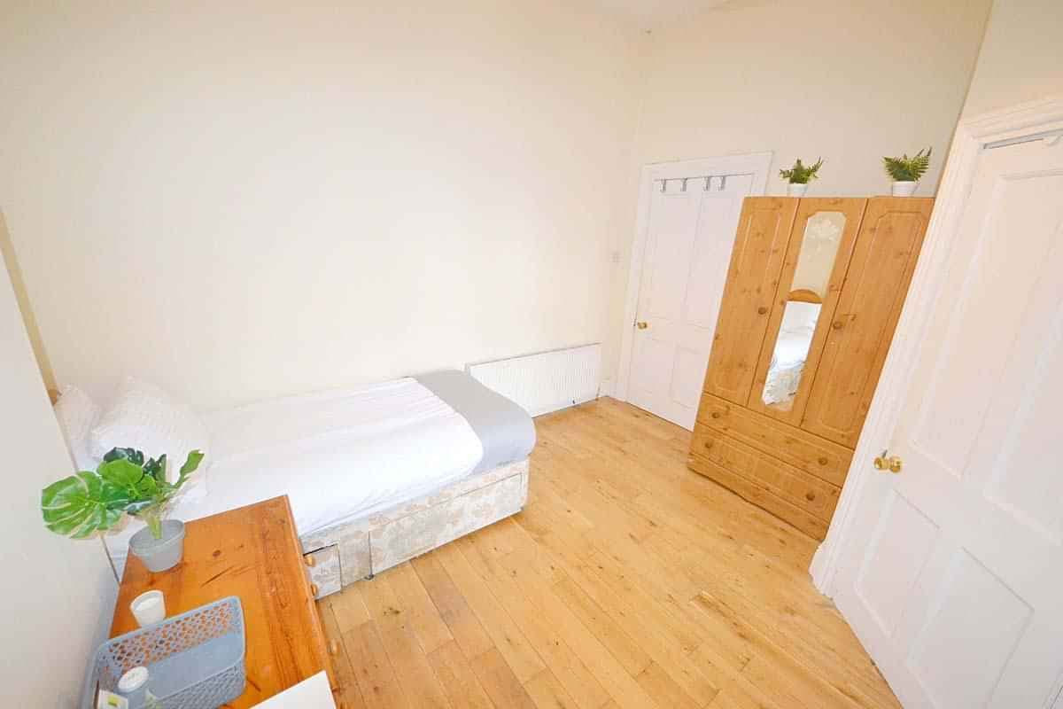 Twin Room Ensuite (Male Only) - Image 7