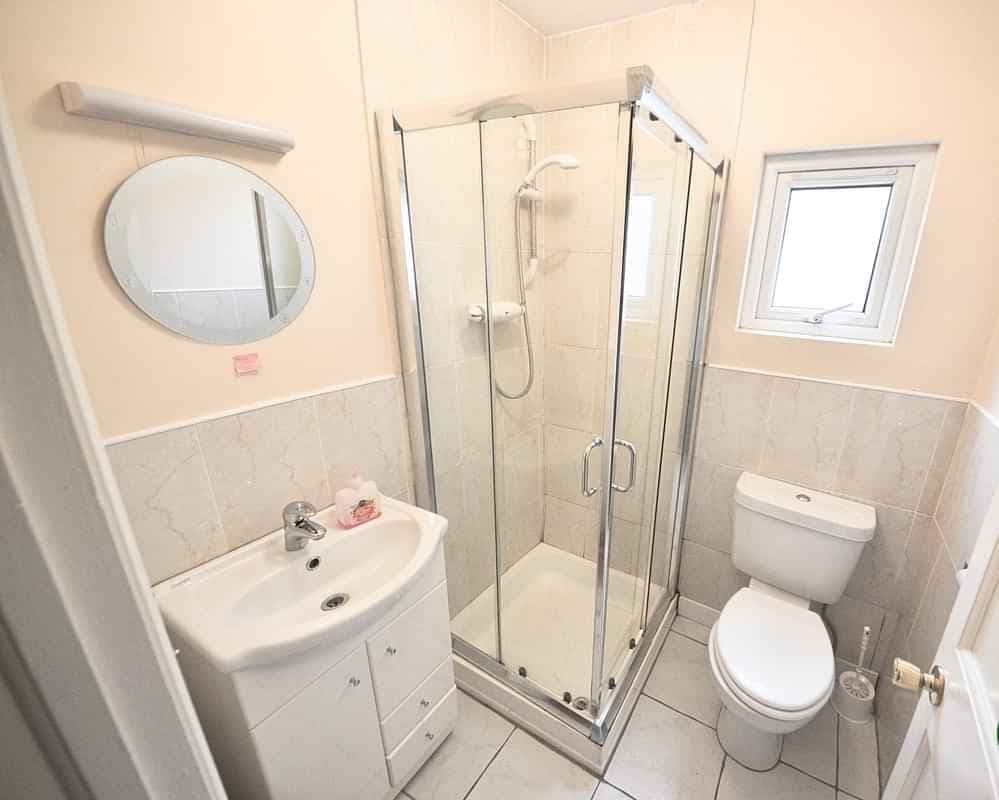 Twin Room Ensuite (Female Only) - Image 4