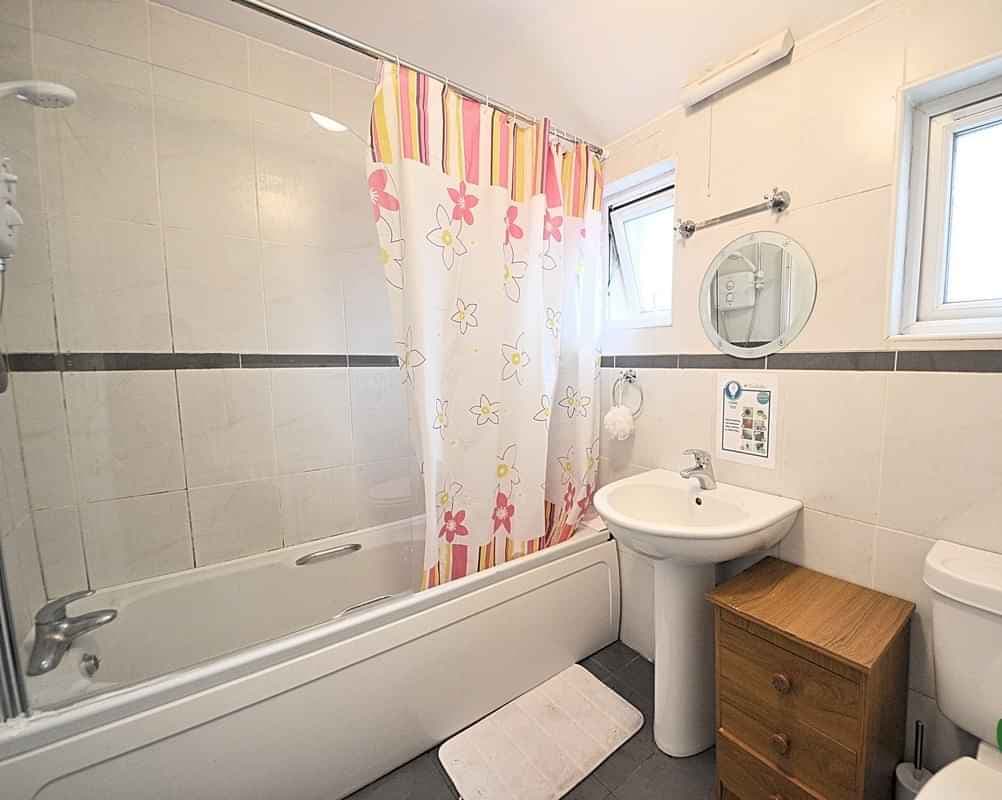 Single Room - Image 2