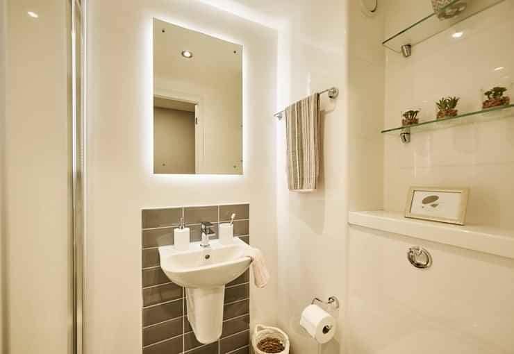 Silver Ensuite - Image 5