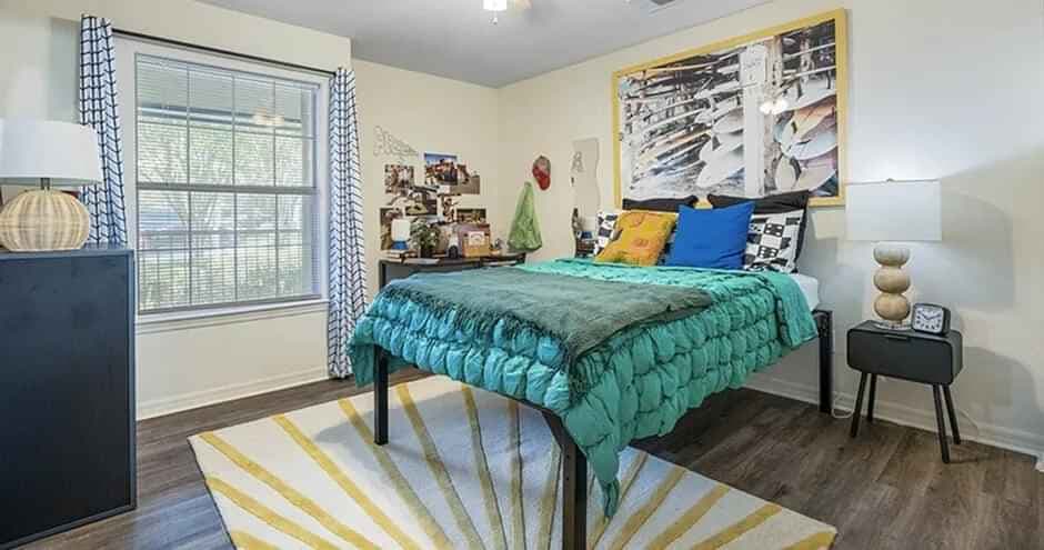 1 Bedroom 1 Bathroom - Image 1