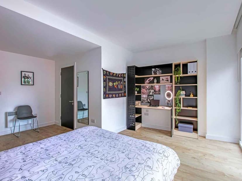 Deluxe En Suite - Image 2