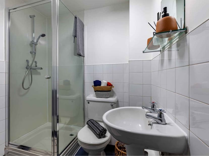 Classic Ensuite - Image 2