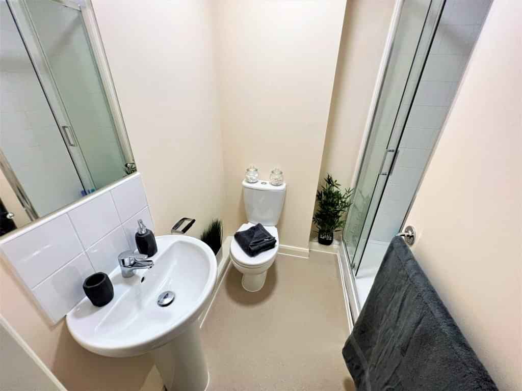 Deluxe Studio - Image 6