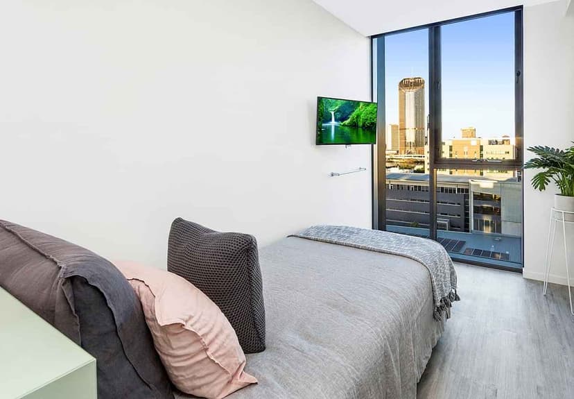 2 Bedroom Shared Bathroom, King Single Bed, Views - Image 1