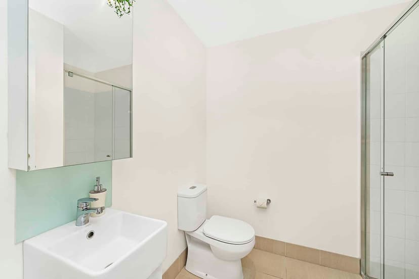 3 Bedroom Shared Bathroom, Single Bed - Image 2