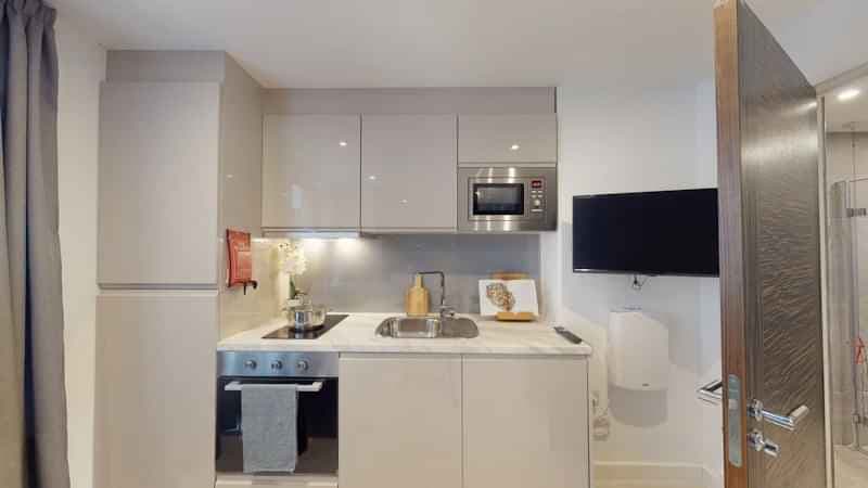 Deluxe Accessible Studio - Image 4