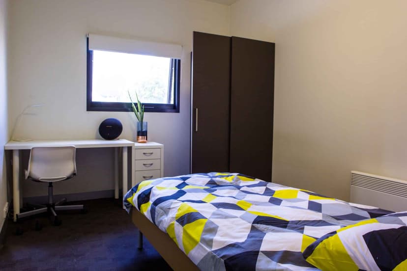 Single Room With Ensuite - Image 1