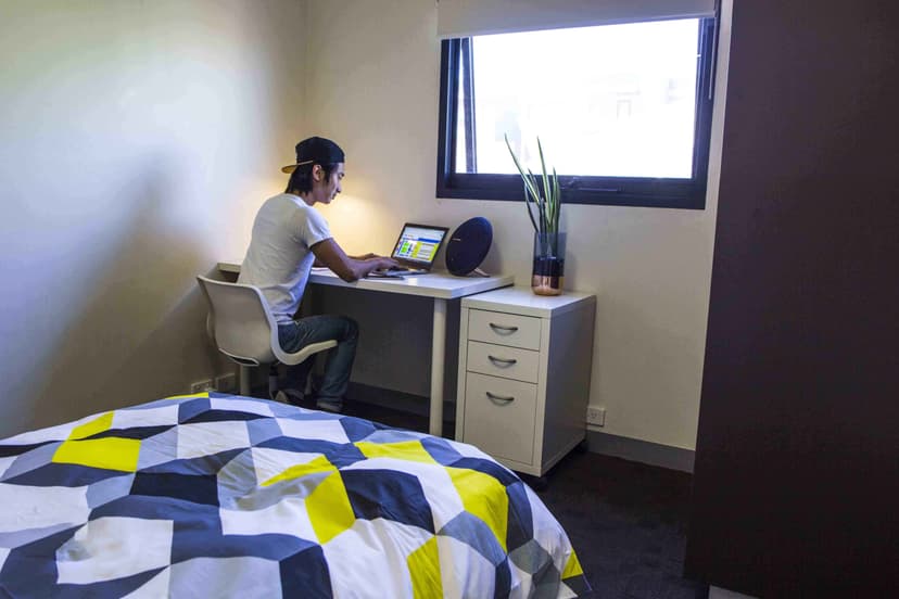 Single Room With Ensuite - Image 3