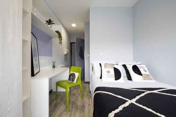 Gold Ensuite | 6 Bed Flat - Image 4