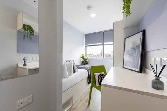 Gold Ensuite | 6 Bed Flat - Image 5