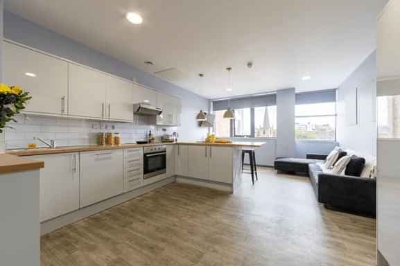 Gold Ensuite | 6 Bed Flat - Image 8