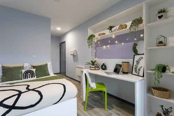 Gold Ensuite | 6 Bed Flat - Image 1