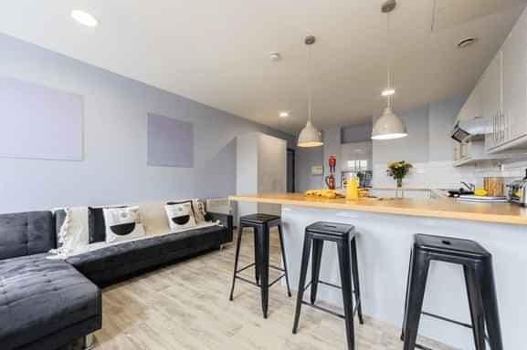 Gold Ensuite | 6 Bed Flat - Image 9