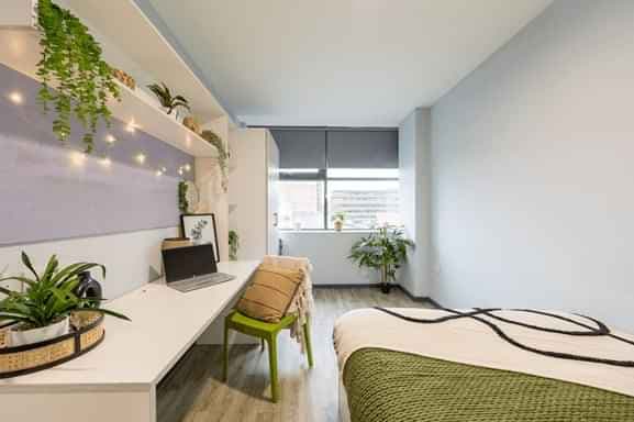 Gold Ensuite | 6 Bed Flat - Image 3