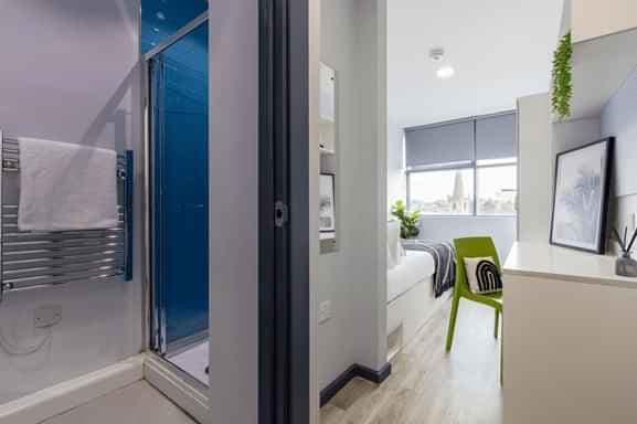 Gold Ensuite | 6 Bed Flat - Image 6