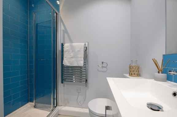 Gold Ensuite | 6 Bed Flat - Image 2