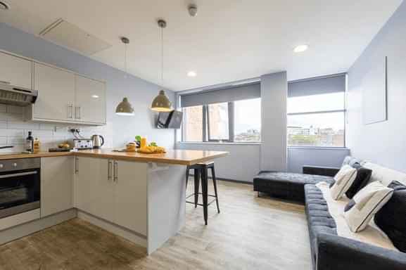 Gold Ensuite | 6 Bed Flat - Image 10