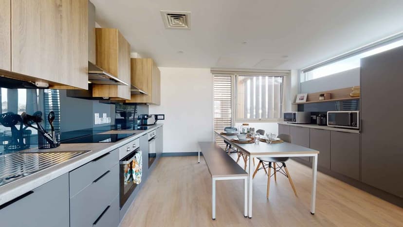 Superior Ensuite - Image 4