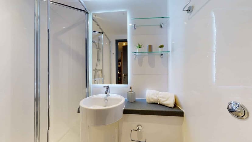 Deluxe Ensuite - Image 2