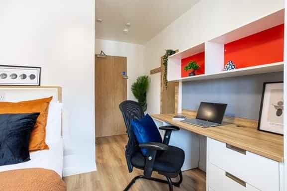 Silver Ensuite | 3, 4 or 7 Bedroom Flat - Image 3