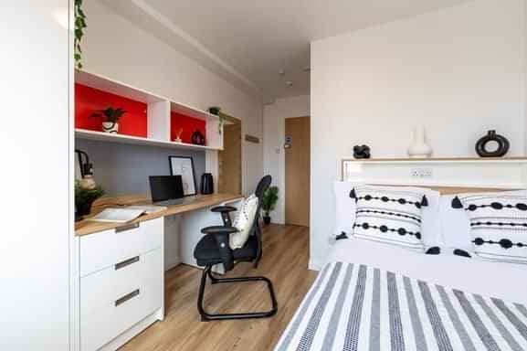 Silver Ensuite | 3, 4 or 7 Bedroom Flat - Image 2