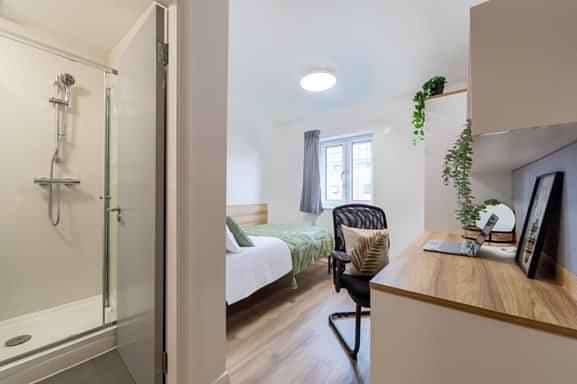 Silver Ensuite | 3, 4 or 7 Bedroom Flat - Image 4