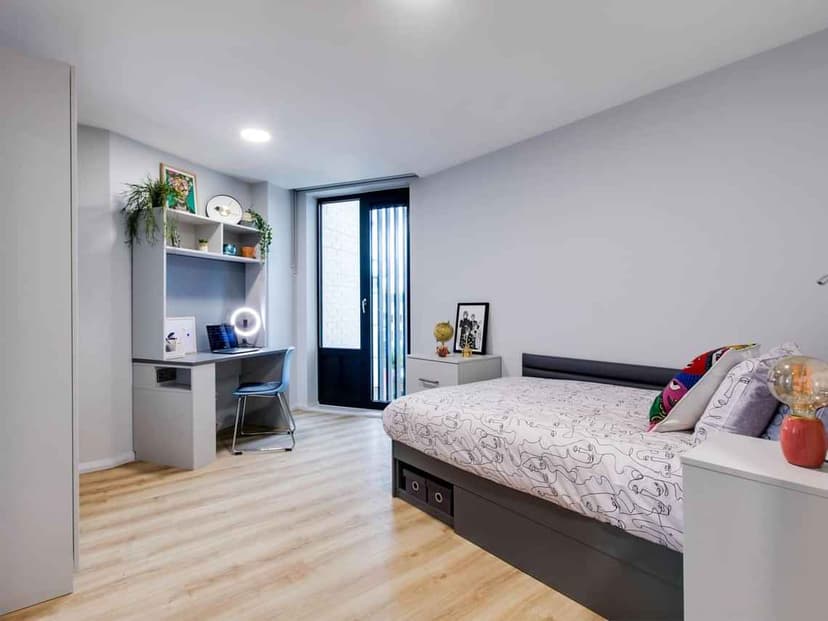 Deluxe Ensuite - Image 2