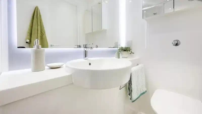 Classic En-suite - Image 4