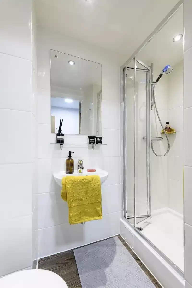 Silver Ensuite - Image 2