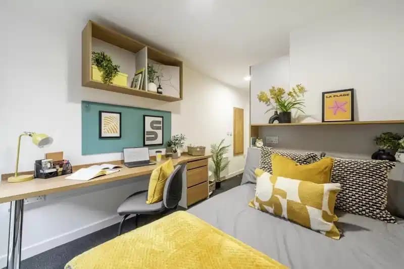 Gold Ensuite - Image 1