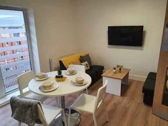 Gold Ensuite | 3, 4 or 7 Bedroom Flat - Image 4