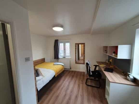 Gold Ensuite | 3, 4 or 7 Bedroom Flat - Image 2