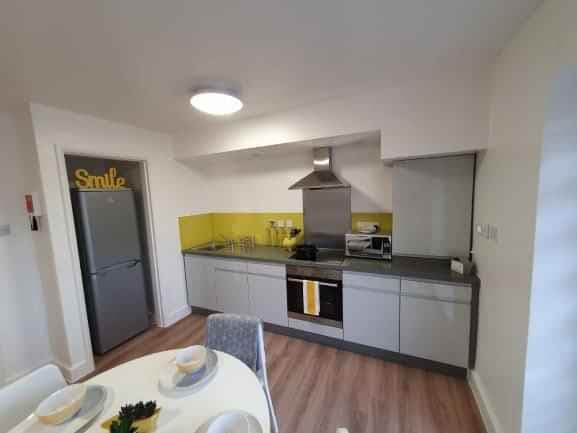 Gold Ensuite | 3, 4 or 7 Bedroom Flat - Image 6